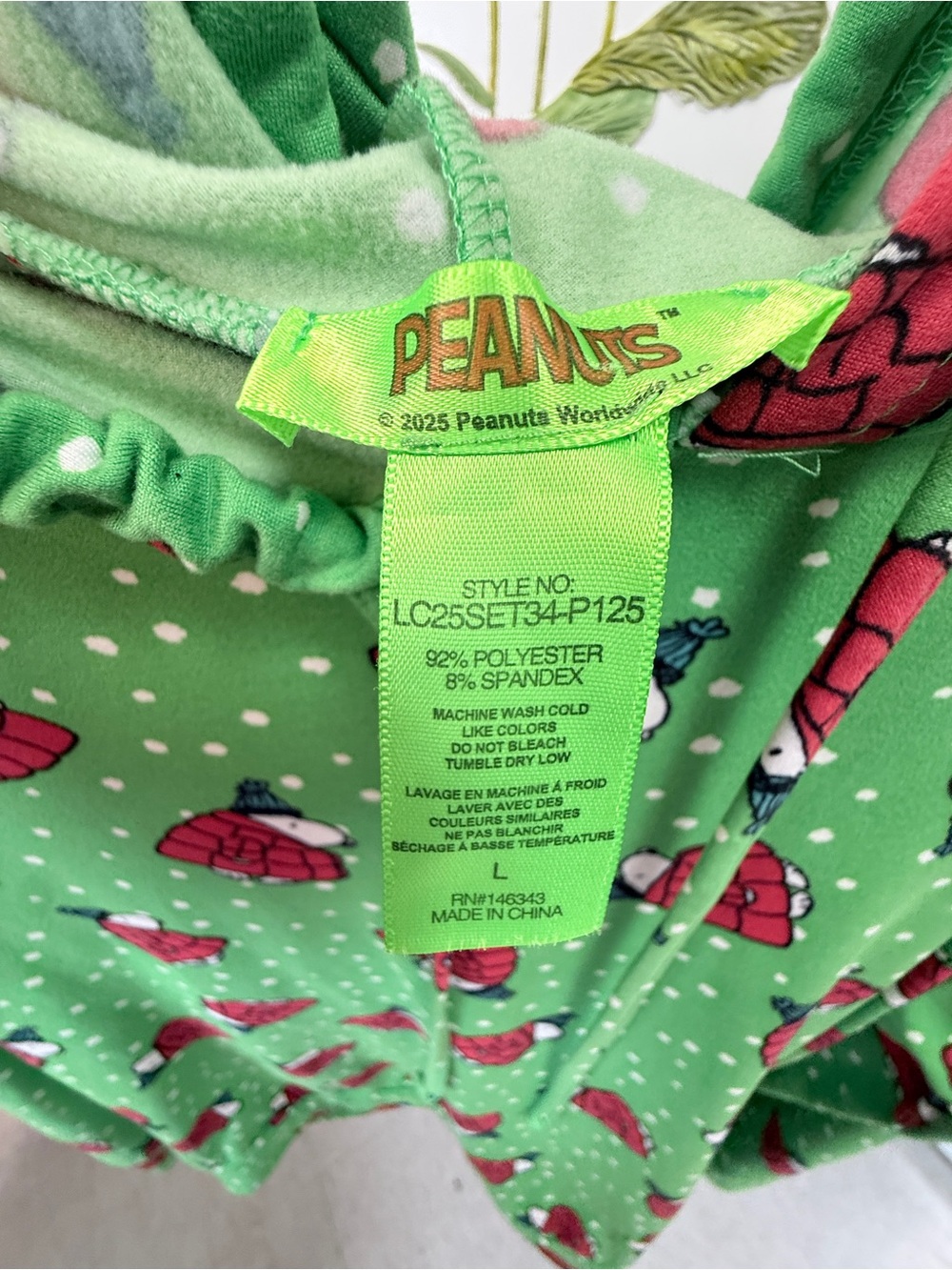 Peanuts Snoopy Green Christmas Puffer Jacket Hoodie Size Large - Picture 3 of 6